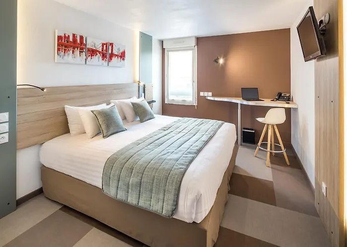 Carre Pau Airport Hotel