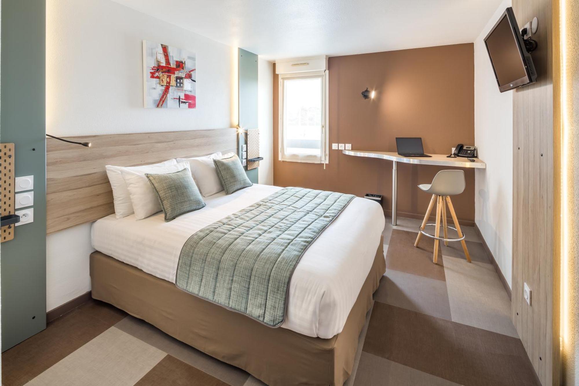 Carre Pau Airport Hotel 3*