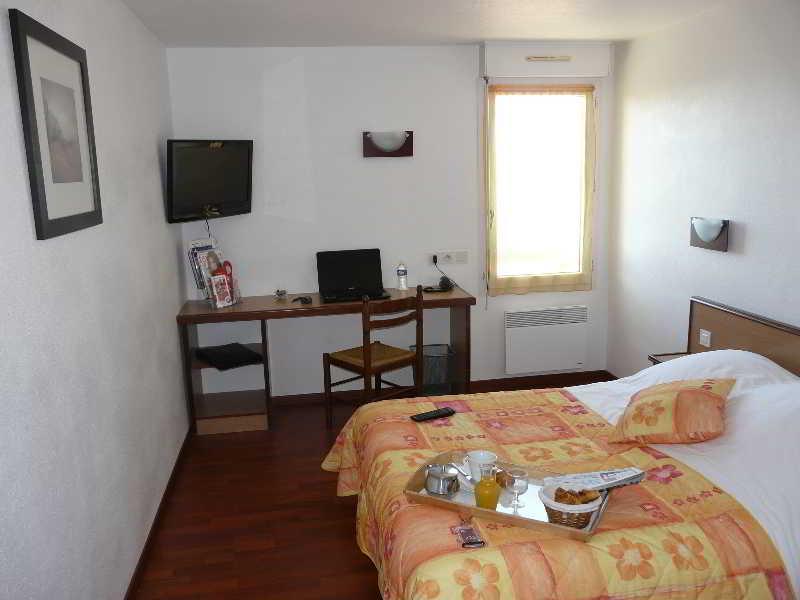 Hotel Carre Pau Airport